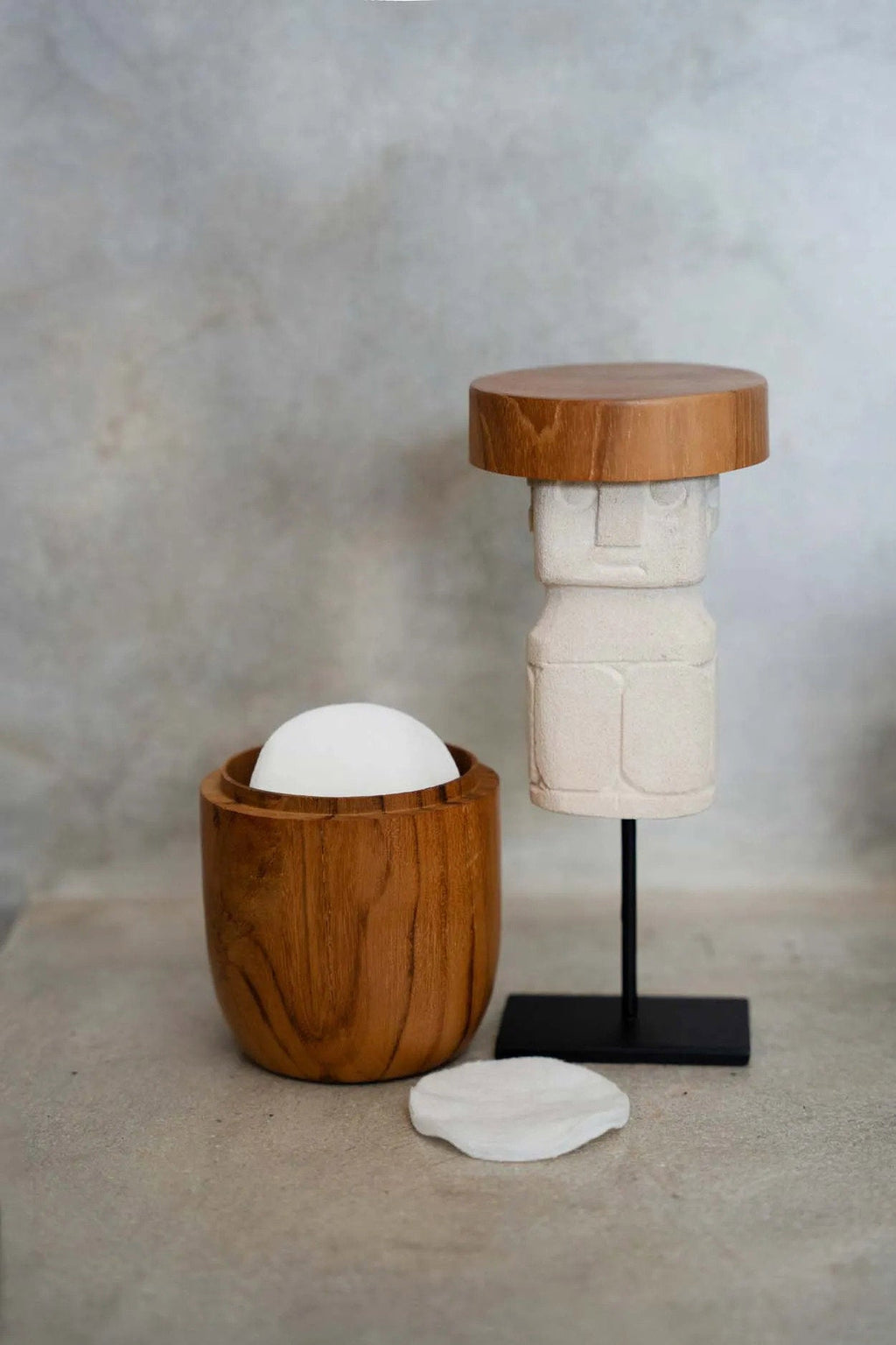 El hombre de Sumba con peana