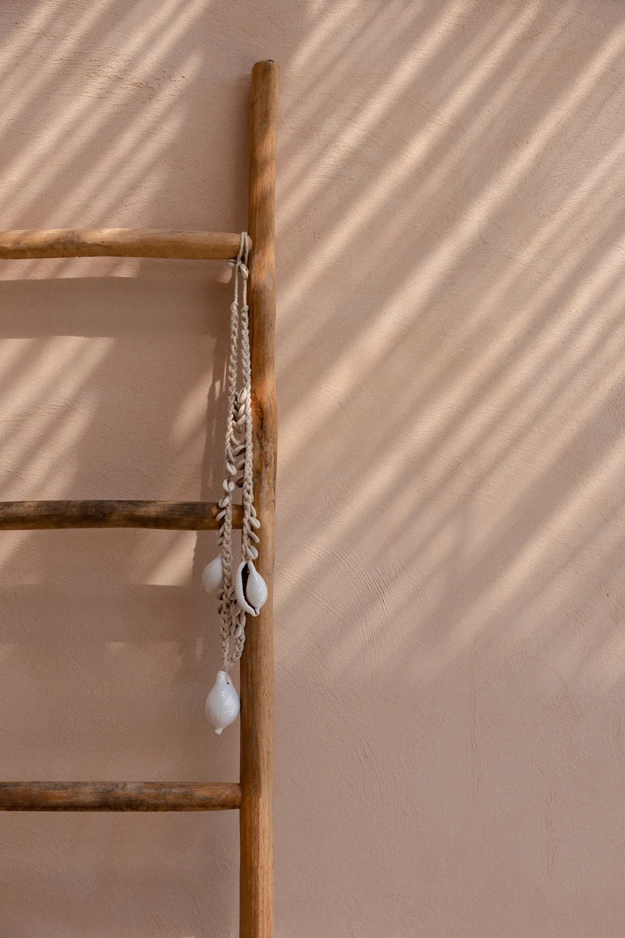 Collar grande de concha caurí blanca