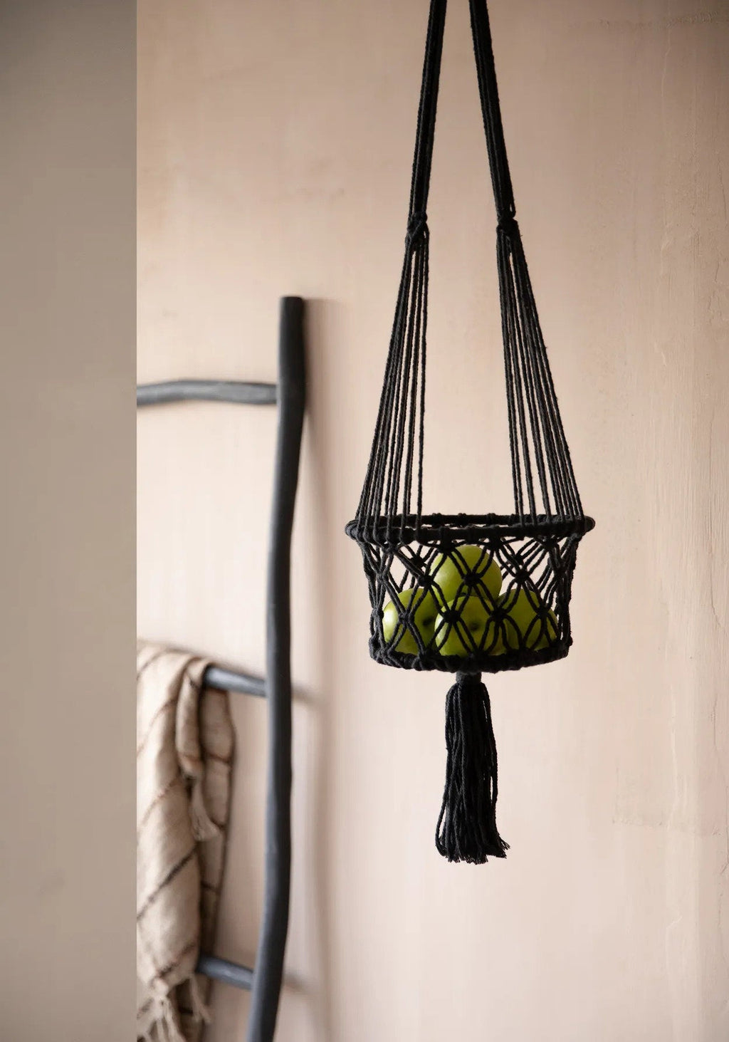 El soporte para plantas de macramé - negro - S