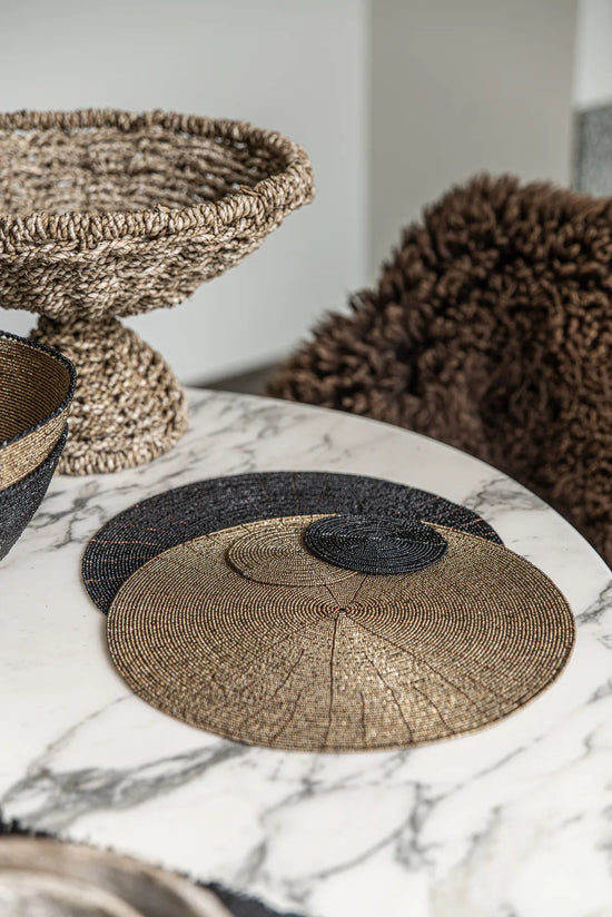 El posavasos con cuentas - negro