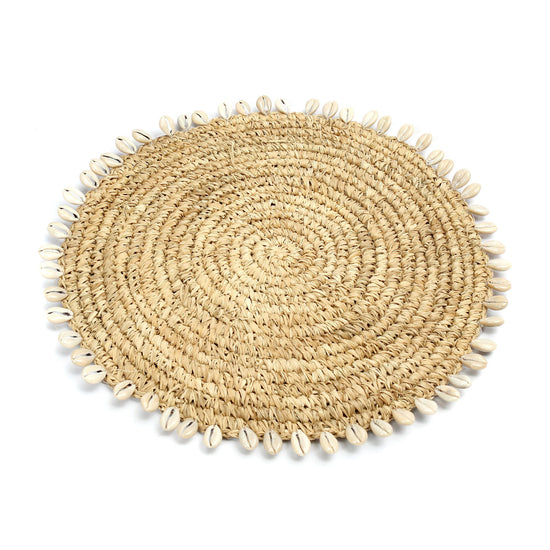 El individual de rafia con conchas - natural