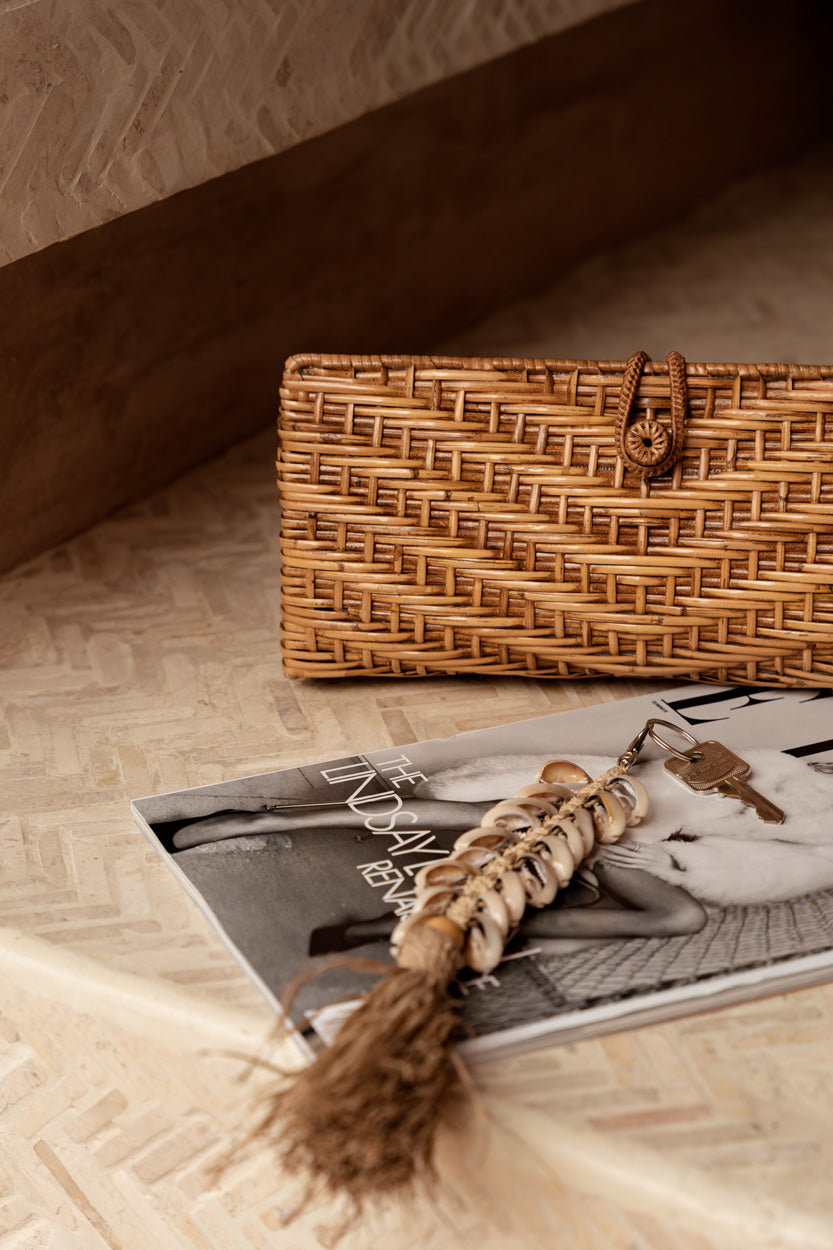 Llavero de rafia con diseño de espina de pescado - blanco natural