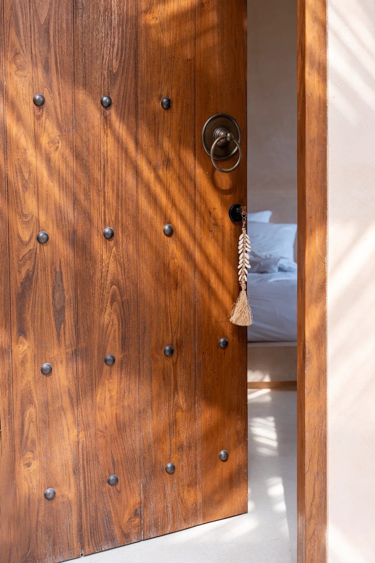 Llavero de rafia con diseño de espina de pescado - blanco natural