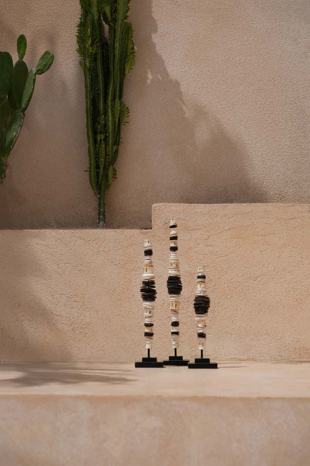 The Money Shell on Stand - Black White - L