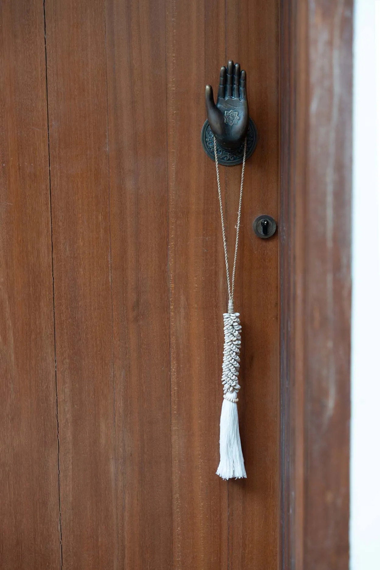 La borla de caurí y algodón - natural