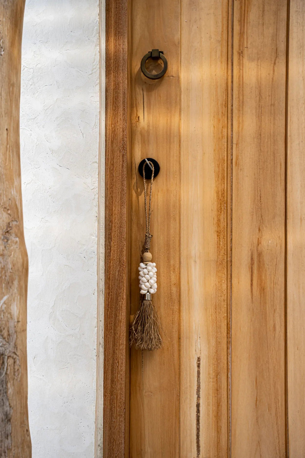 La borla de caurí y rafia - natural