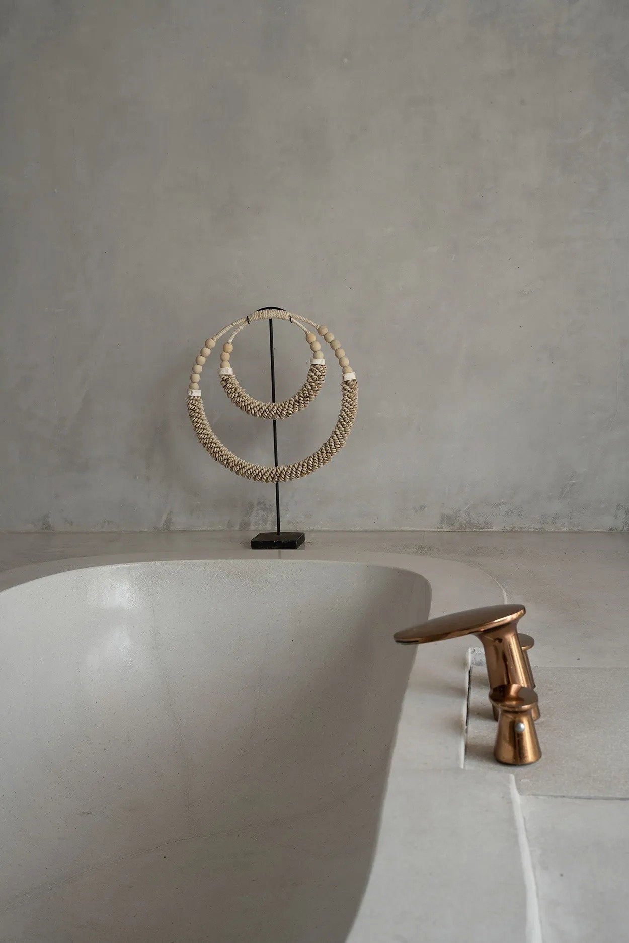 El Collar de Doble Concha en Soporte - Natural