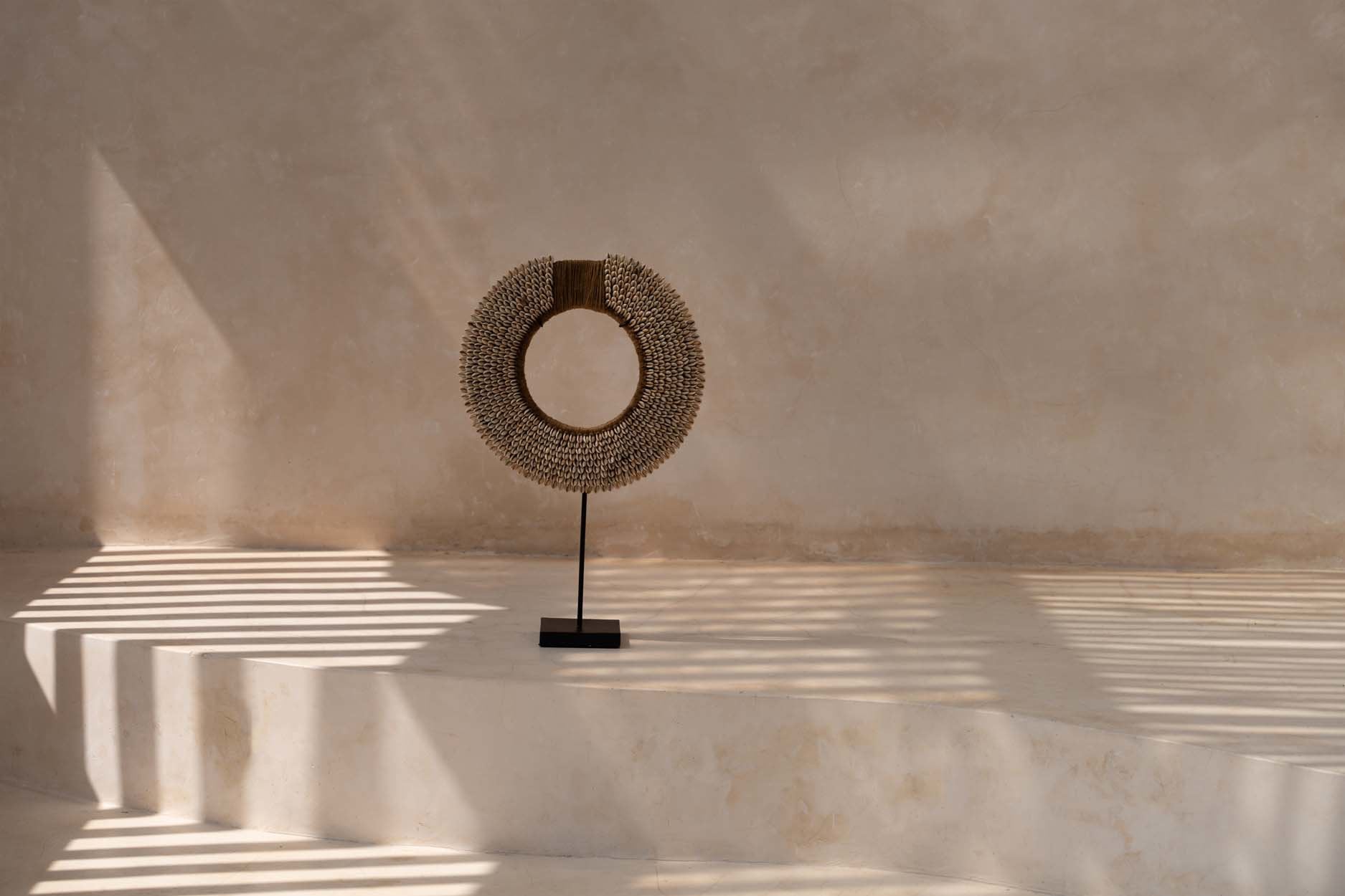 The Shell Réunion on Stand - Natural