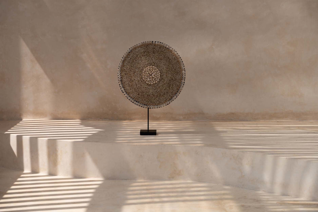 The Shell Guadeloupe on Stand - Natural White