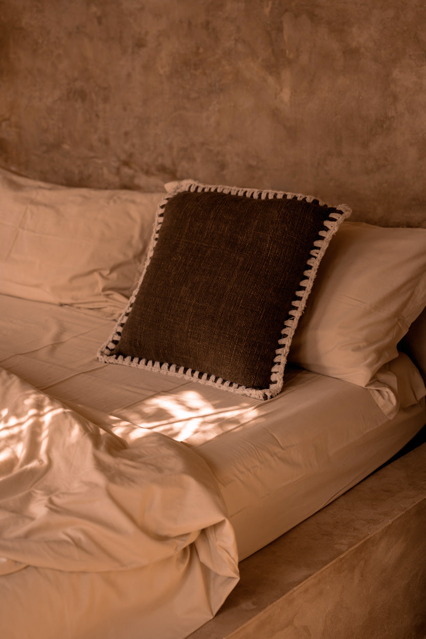 La funda de cojín Espresso Edge - marrón y blanco