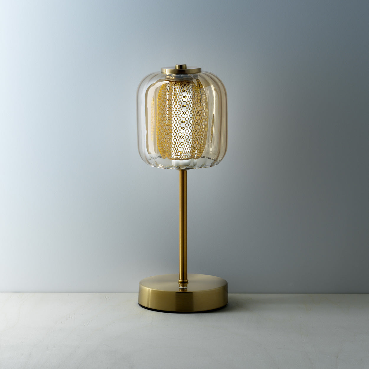 La lámpara de mesa LED Lighty Gaga