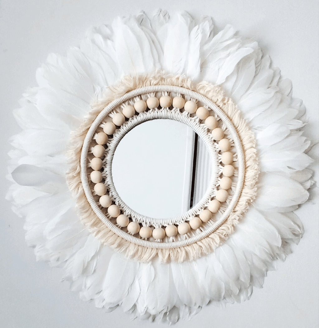 ESPEJO DE PLUMAS, macrame y cuentas de madera