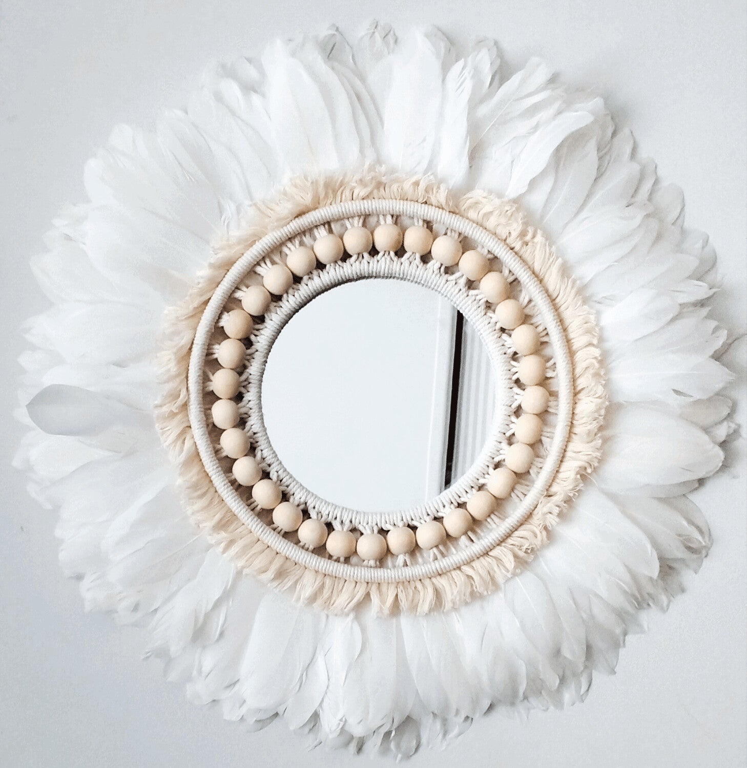 ESPEJO DE PLUMAS, macrame y cuentas de madera