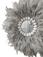 ESPEJO DE PLUMAS grises y conchas blancas