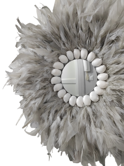 ESPEJO DE PLUMAS grises y conchas blancas