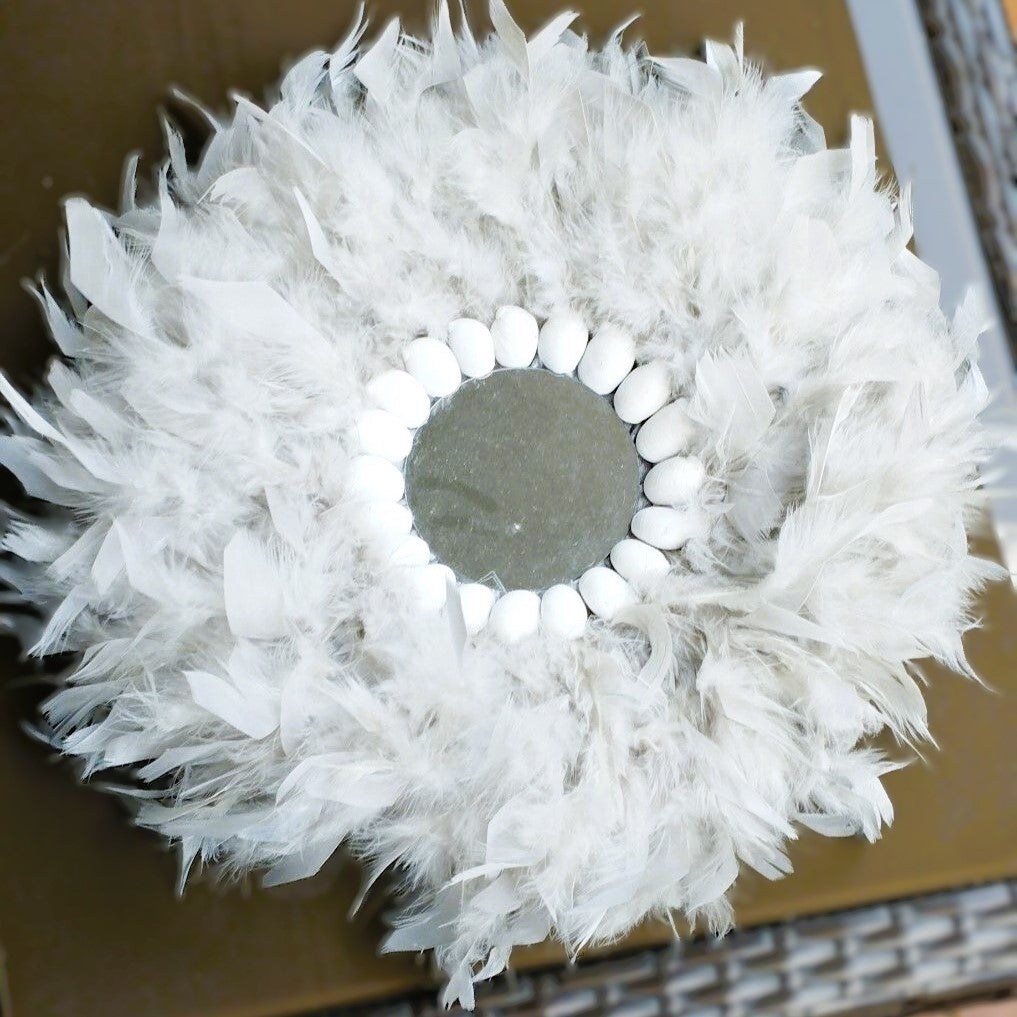 ESPEJO DE PLUMAS grises y conchas blancas