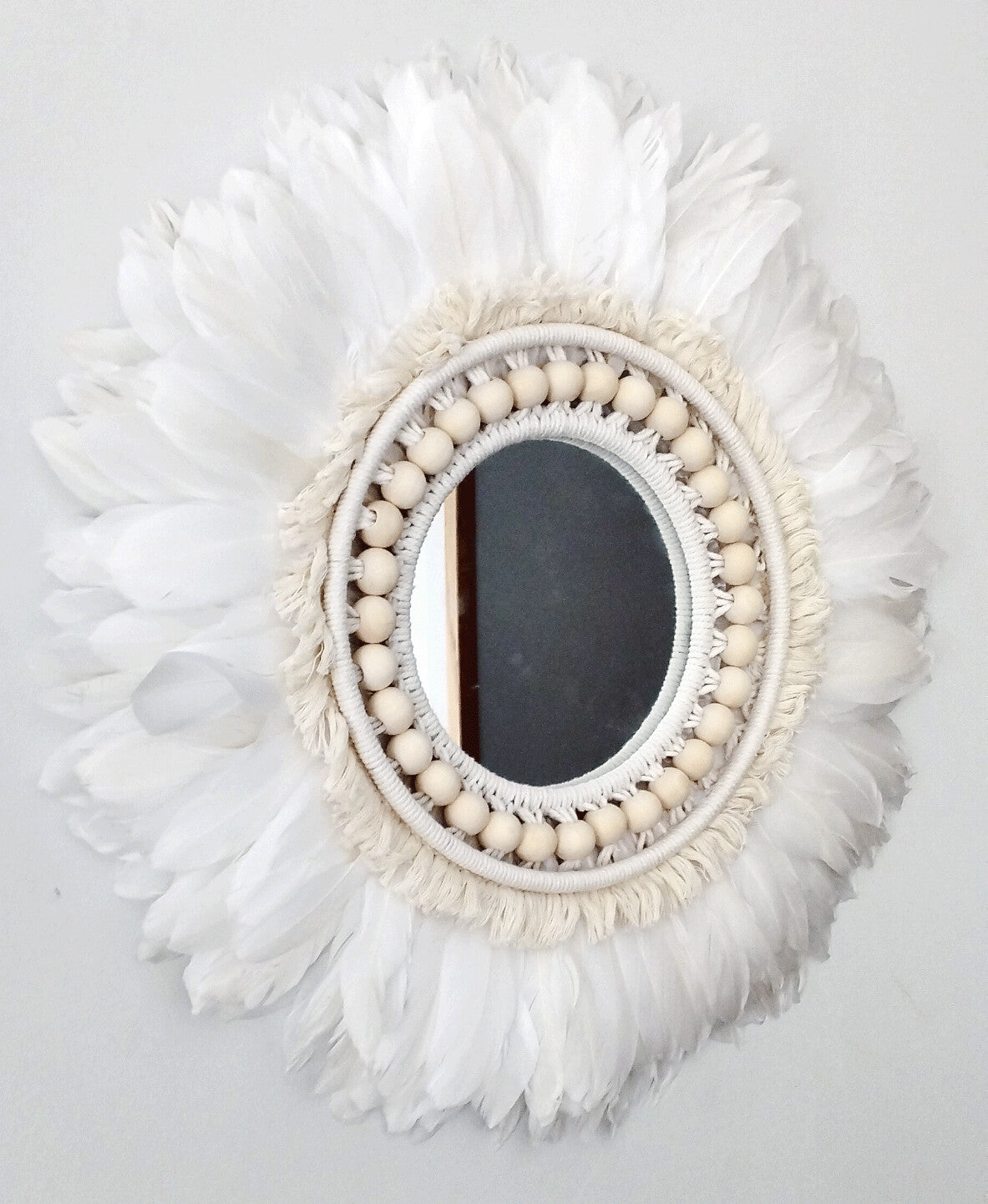 ESPEJO DE PLUMAS, macrame y cuentas de madera