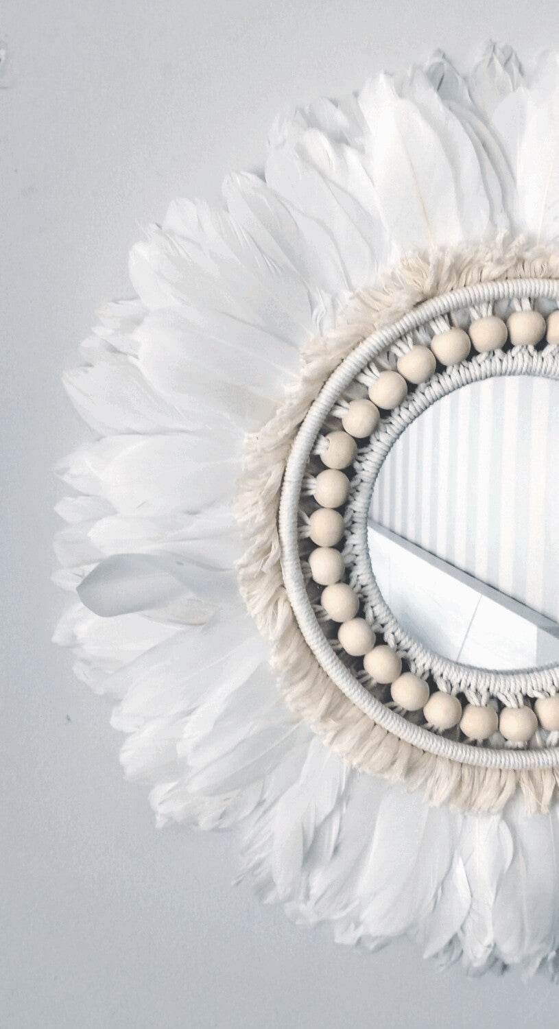 ESPEJO DE PLUMAS, macrame y cuentas de madera
