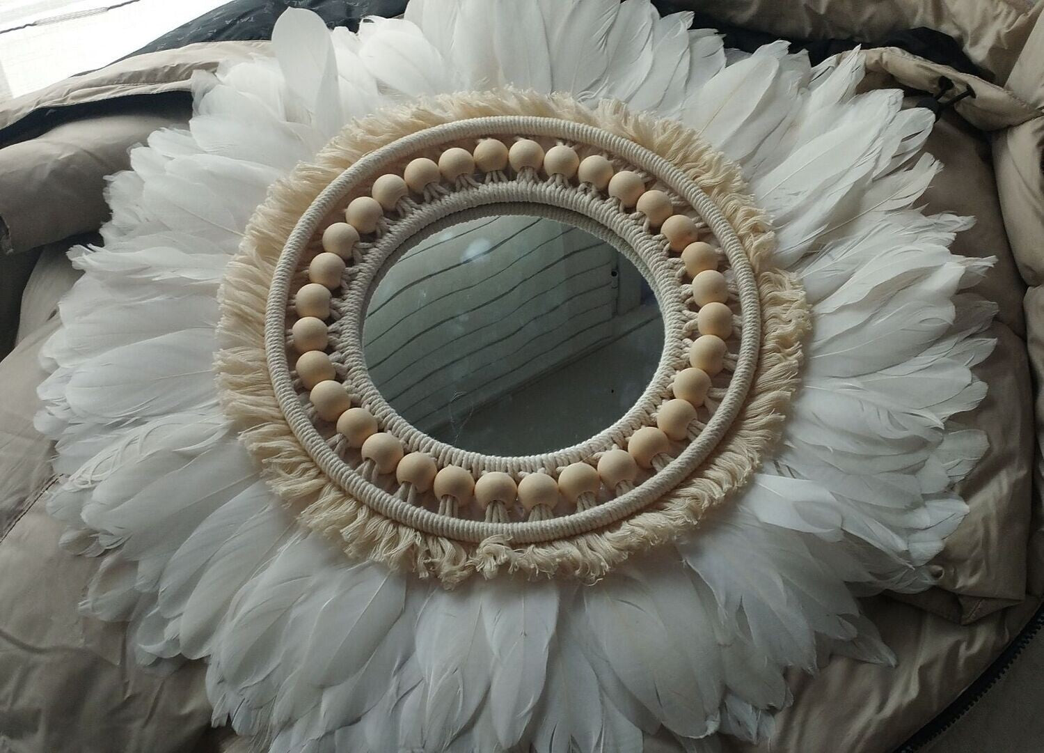 ESPEJO DE PLUMAS, macrame y cuentas de madera