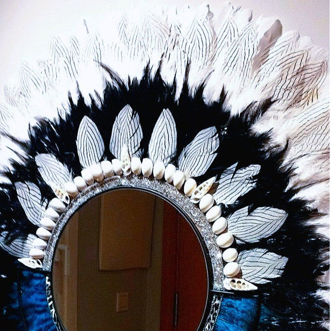 ESPEJO DE PLUMAS y conchas con detalle en color