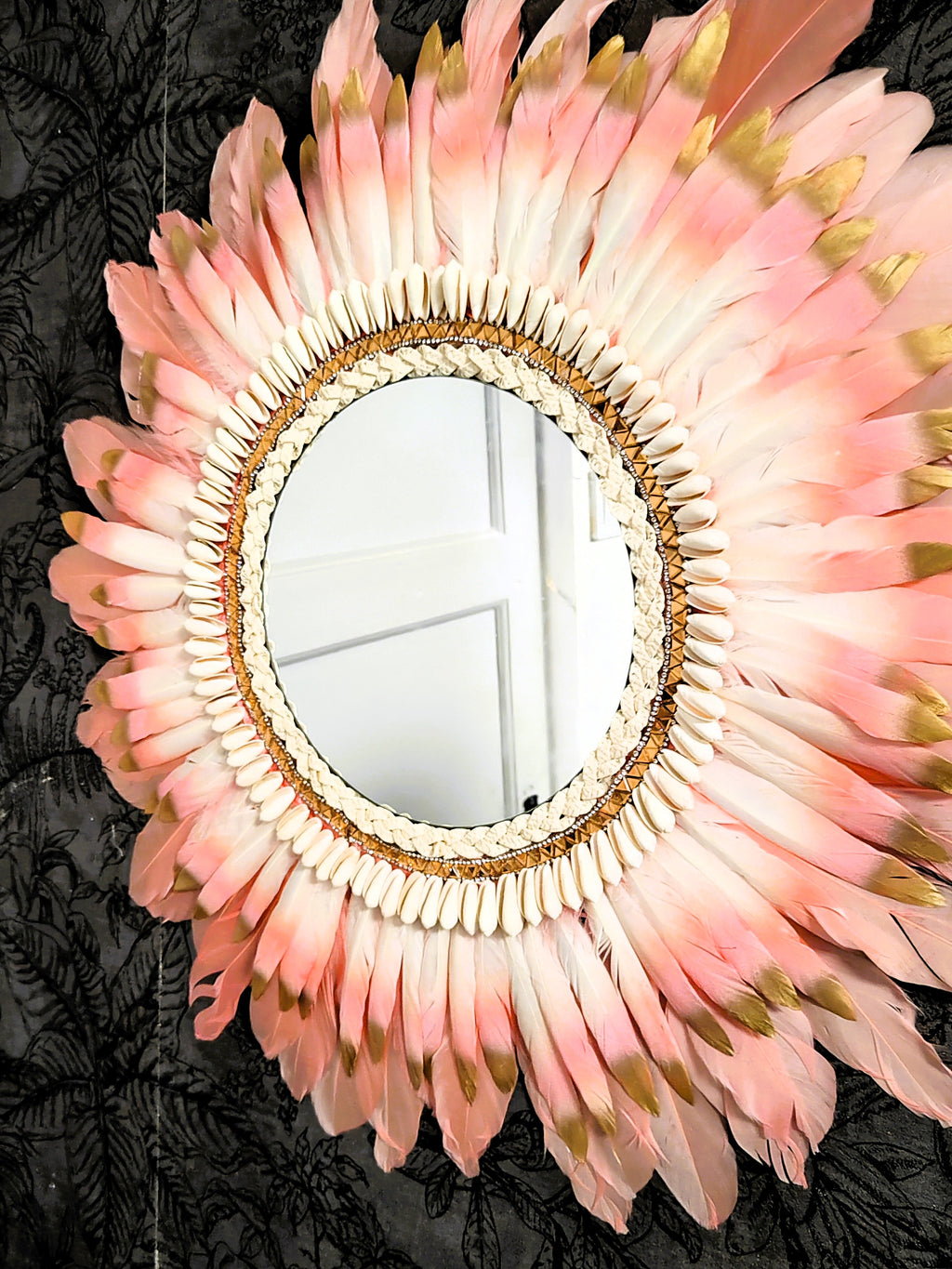 ESPEJO DE PLUMAS rosas y blancas con detalles en dorado