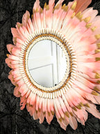 ESPEJO DE PLUMAS rosas y blancas con detalles en dorado