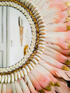 ESPEJO DE PLUMAS rosas y blancas con detalles en dorado