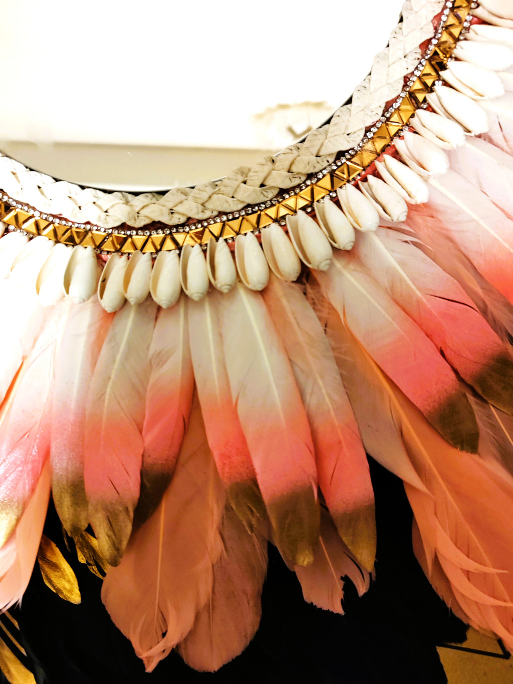 ESPEJO DE PLUMAS rosas y blancas con detalles en dorado
