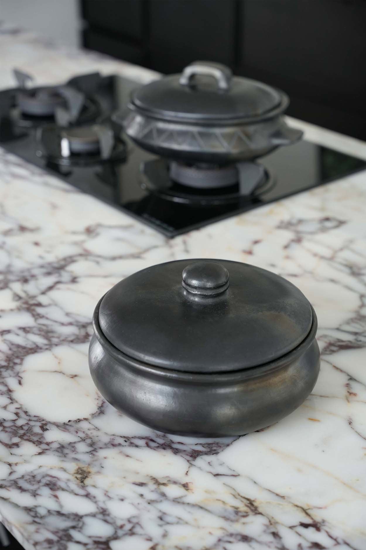 La olla de curry quemada - negra