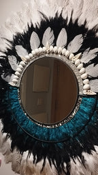 ESPEJO DE PLUMAS y conchas con detalle en color